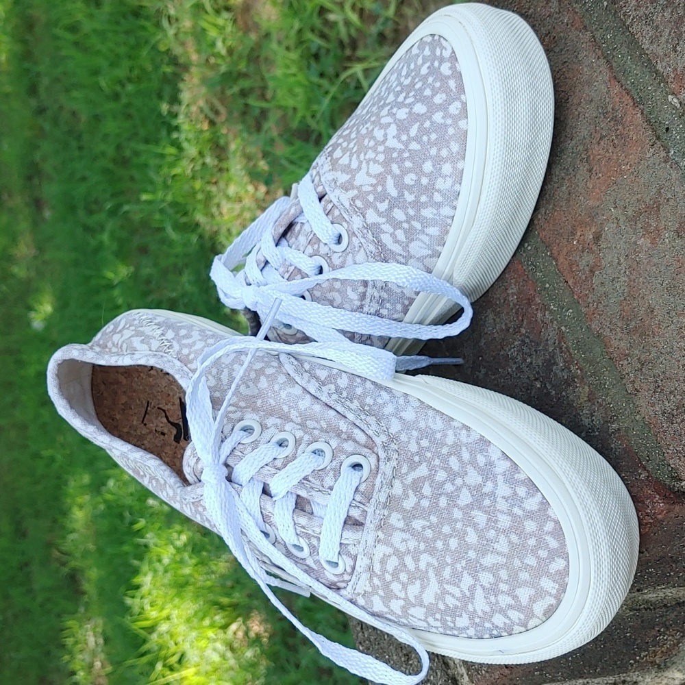 Vans Unisex Canvas Sneaker Size 4 (535)